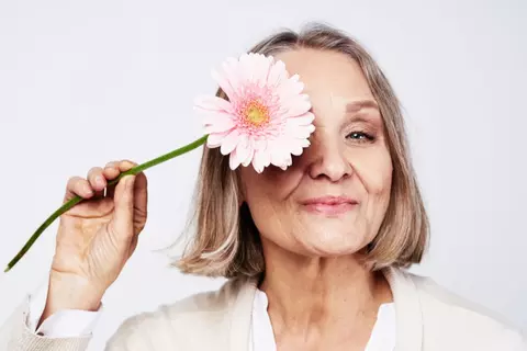 Frau in den Wechseljahren mit Superpower - ProBrain
